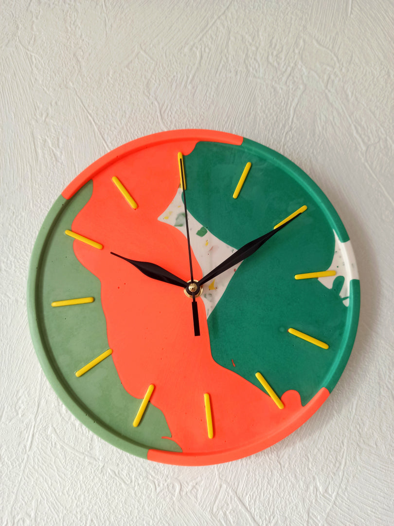Horloge murale Odette – Jesmonite colorée, modèle unique