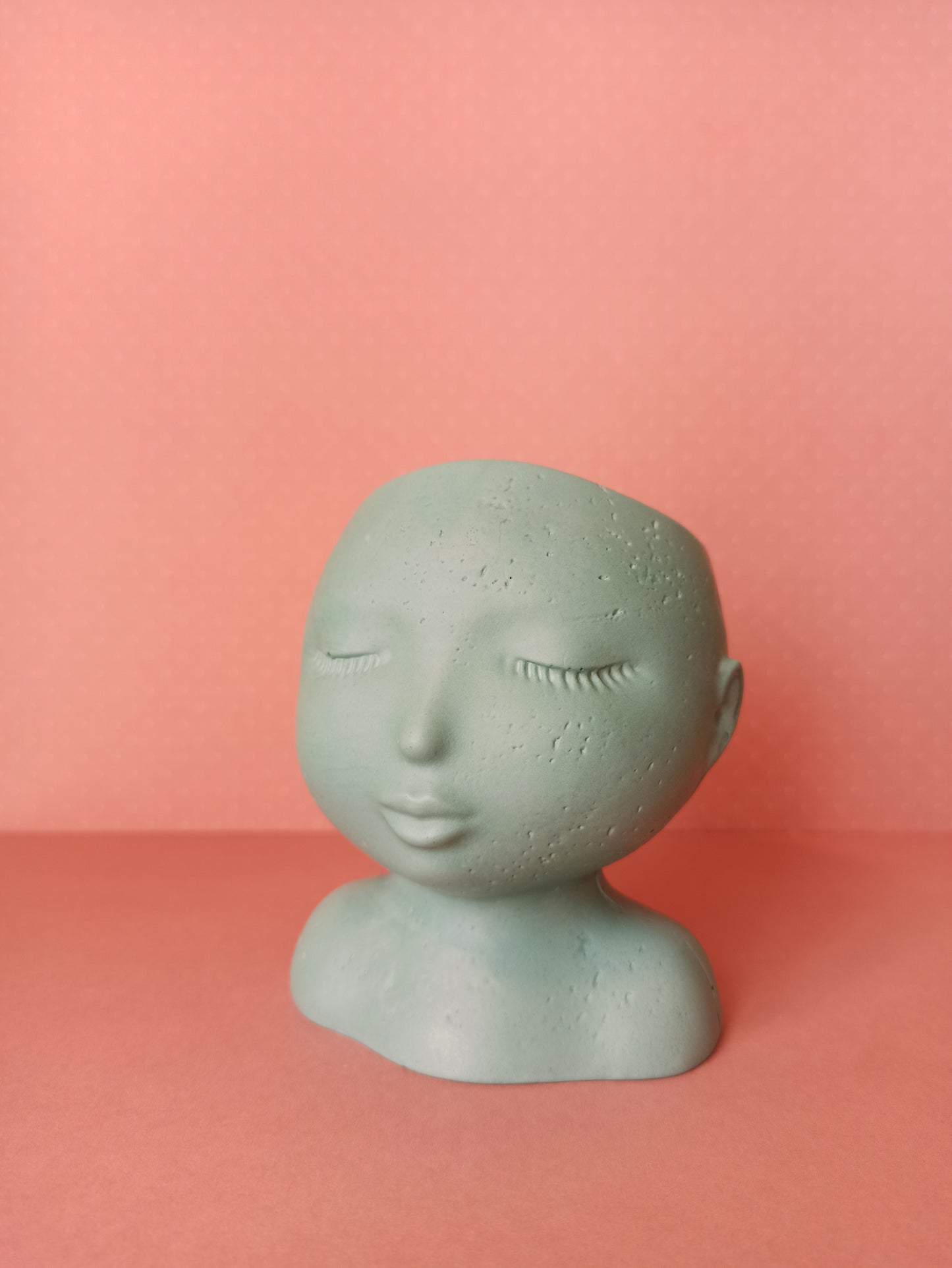 Pot Visage – pièce artisanale en Jesmonite
