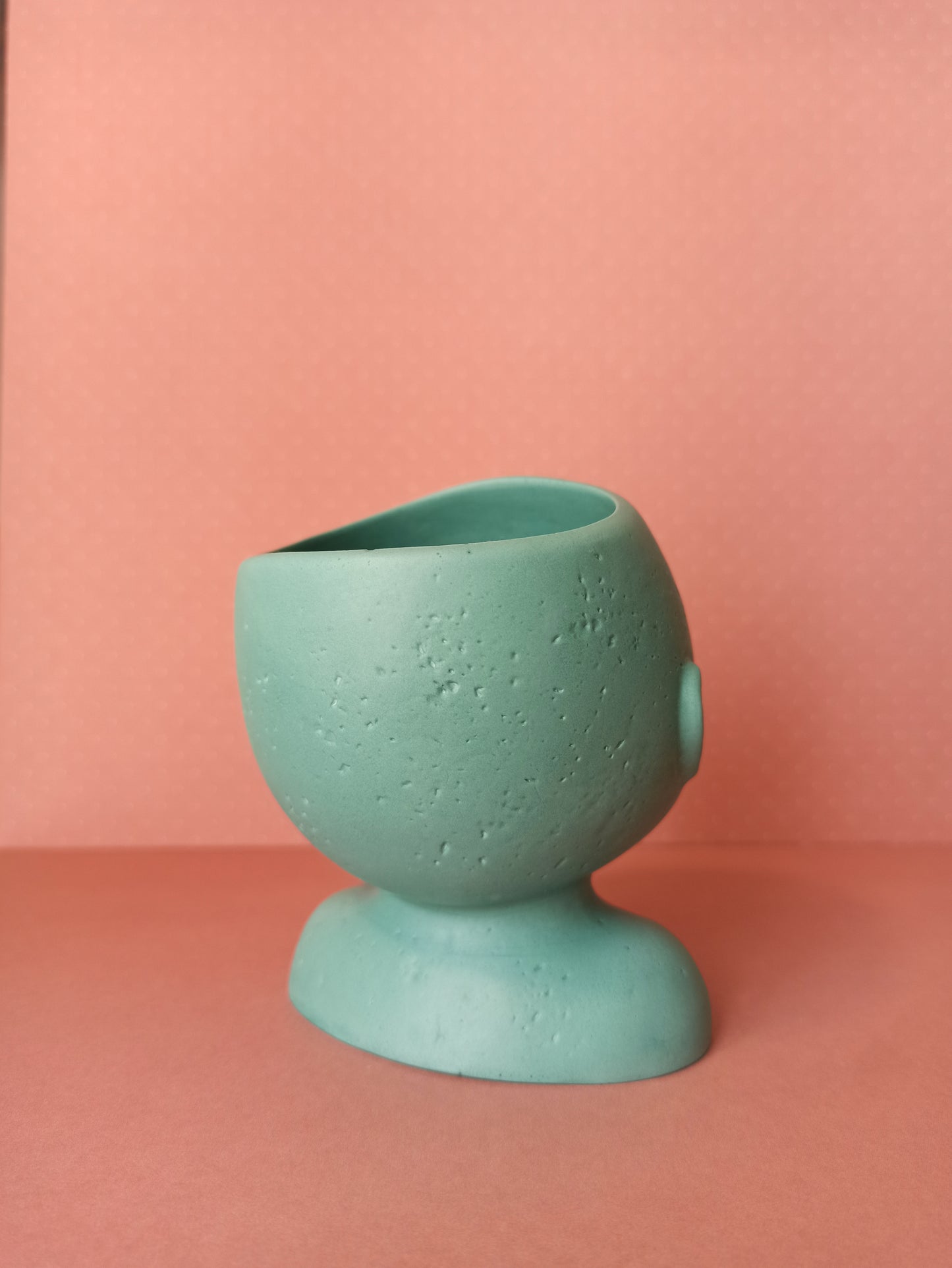 Pot Visage – pièce artisanale en Jesmonite