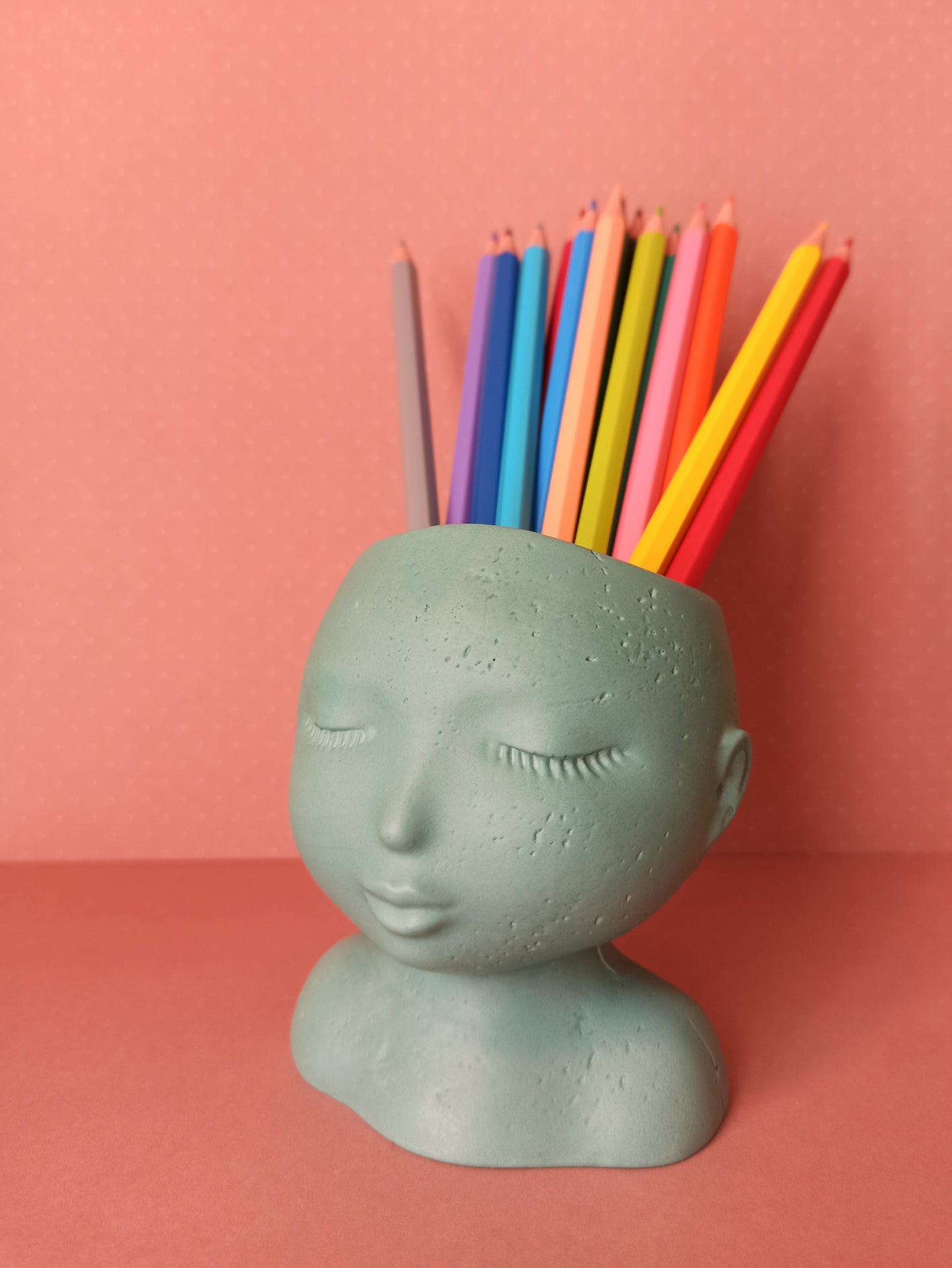 Pot Visage – pièce artisanale en Jesmonite