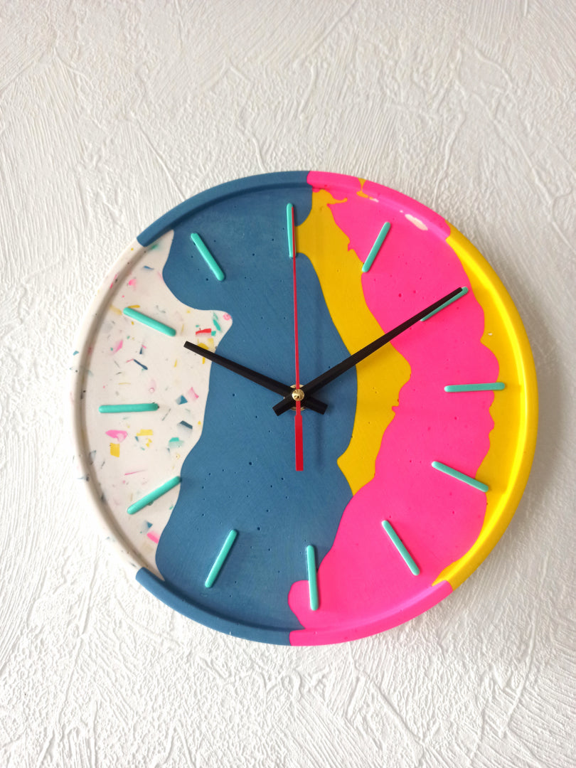 Horloge murale Odette – Jesmonite colorée, modèle unique