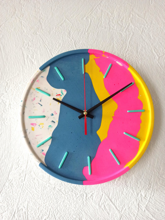 Horloge murale Odette – Jesmonite colorée, modèle unique