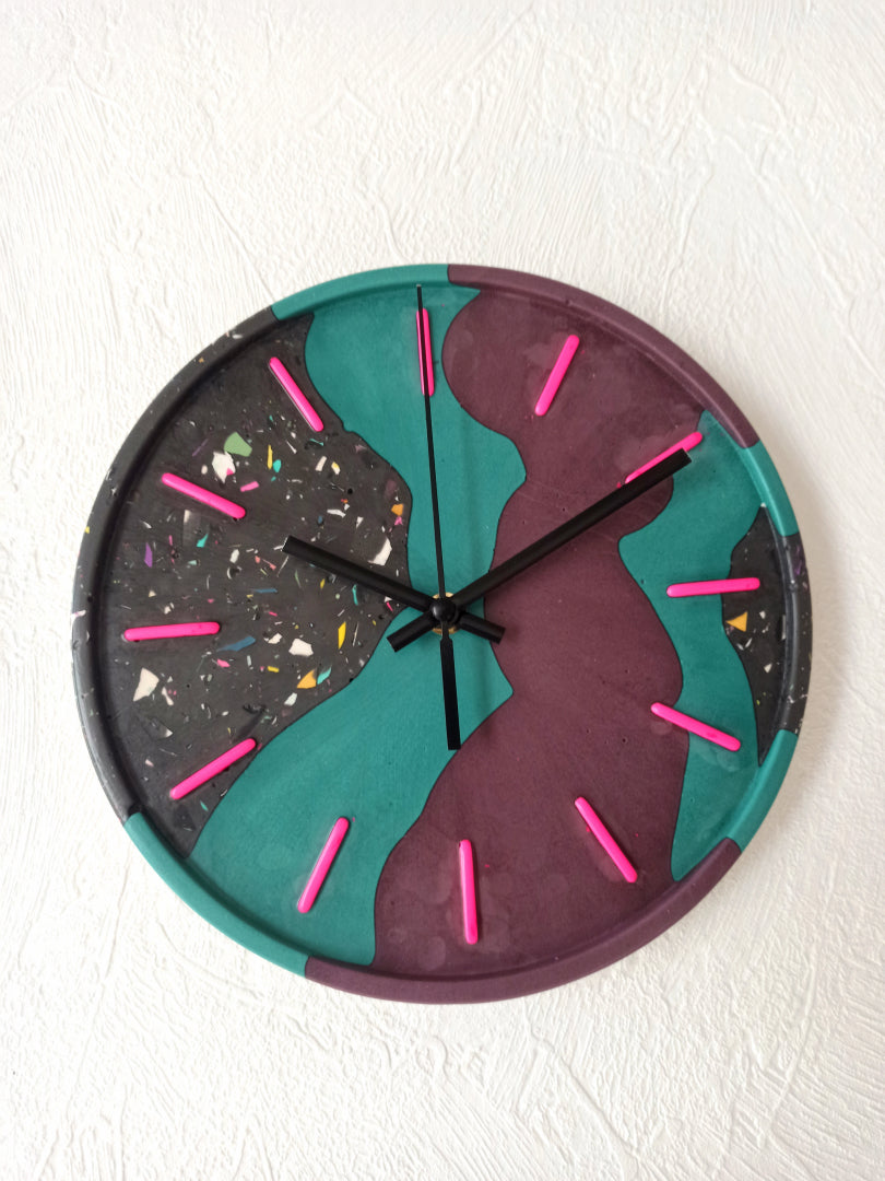 Horloge murale Odette – Jesmonite colorée, modèle unique