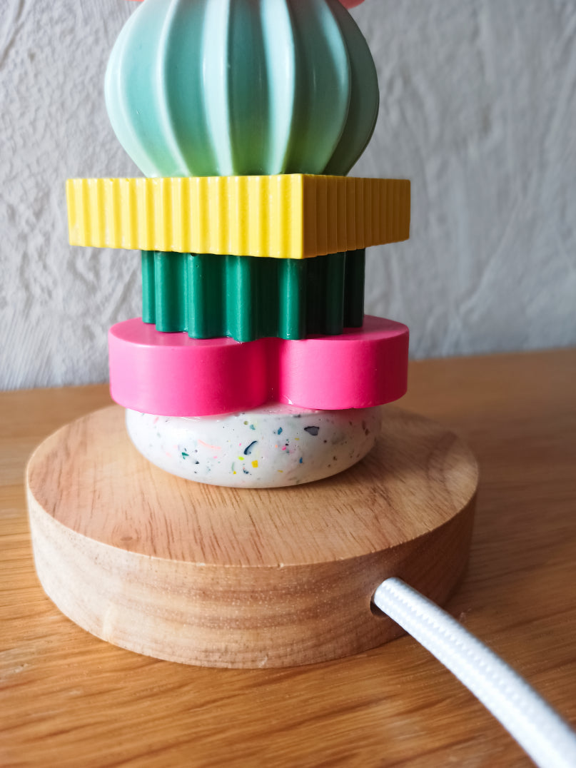 Lampe à poser Paulette – fait main en Jesmonite