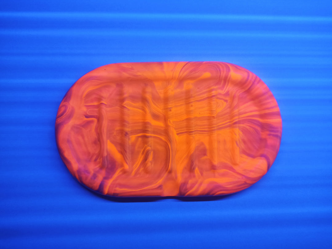 porte savon en jesmonite, couleur orange fluo marbré, prise de vue sous lampe UV, fluorescent