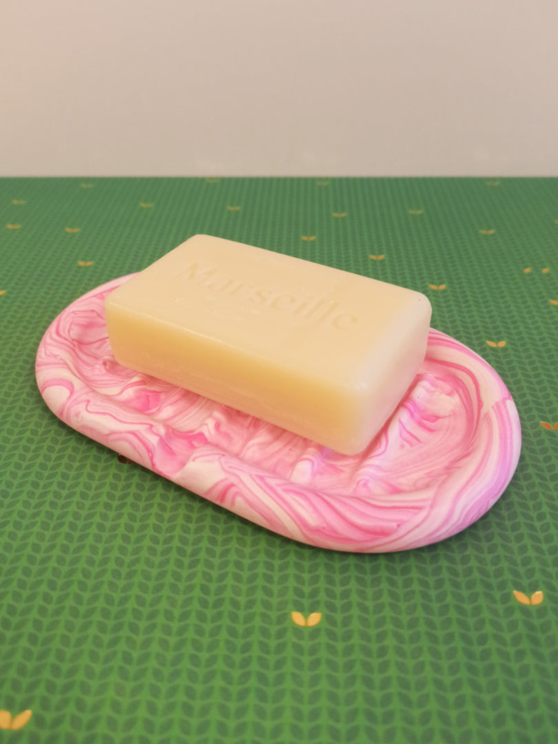 porte savon en jesmonite, rose fluo marbré, présenté avec un savon