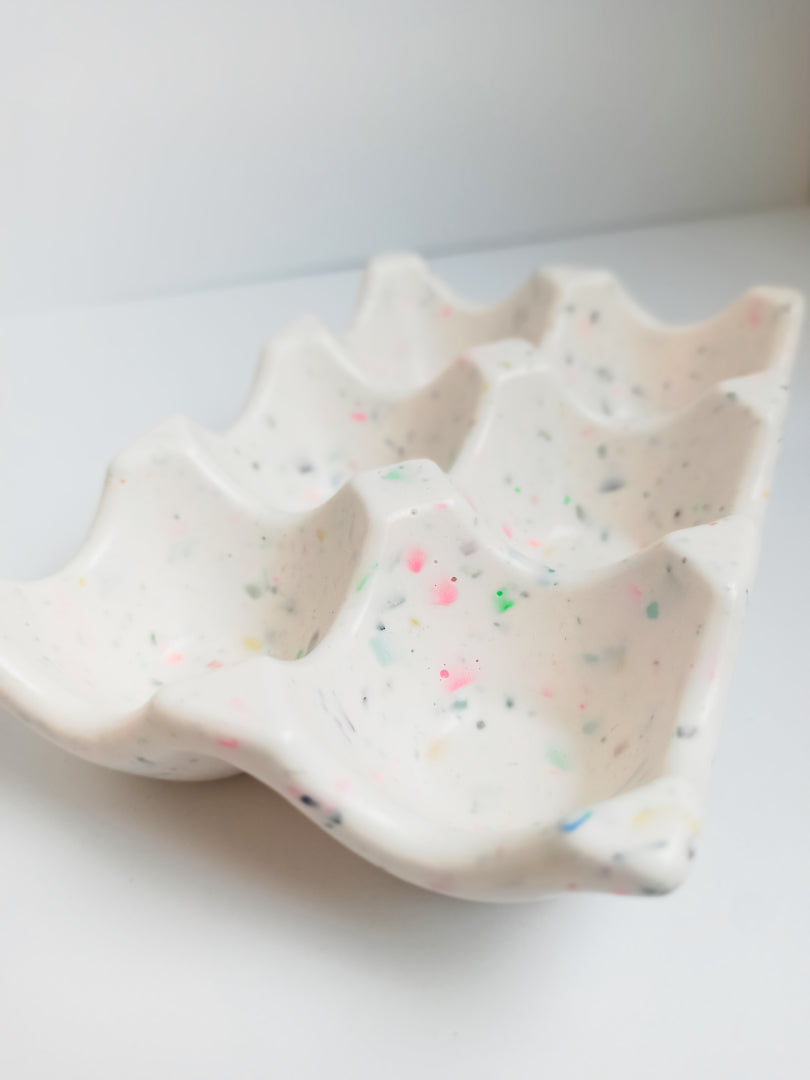 support à oeufs en jesmonite, blanc terrazzo multicolore, vide, prise de vue rapprochée