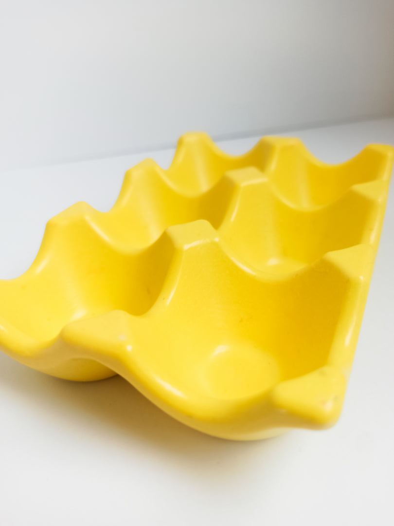 support à oeufs en jesmonite, jaune, vide, vue rapprochée