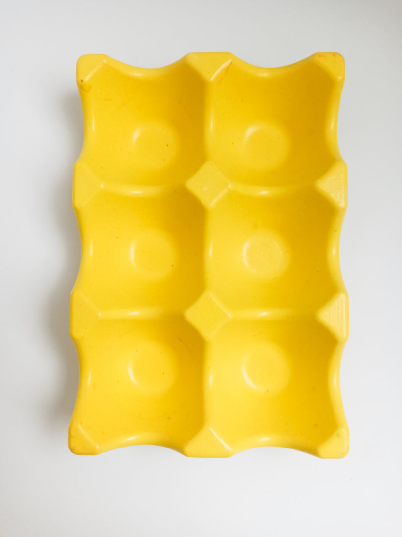 support à oeufs en jesmonite, couleur jaune, vide, prise de vue du dessus