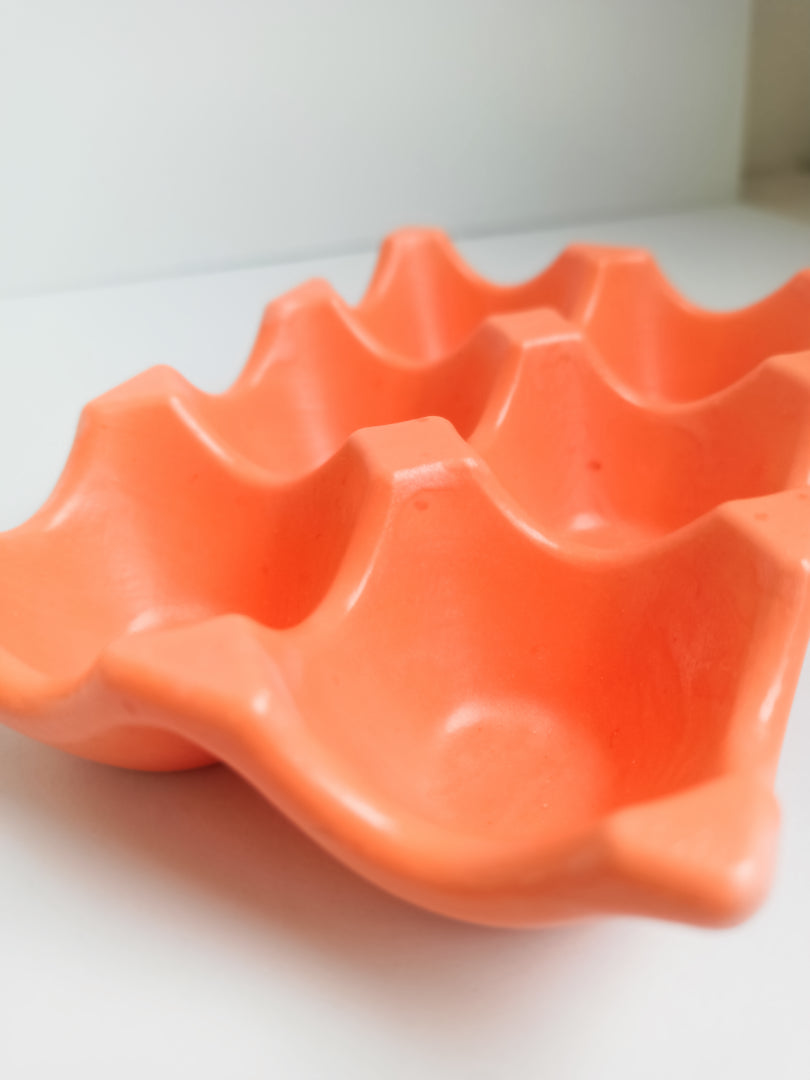 support à oeufs en jesmonite, couleur orange, vide, prise de vue rapprochée
