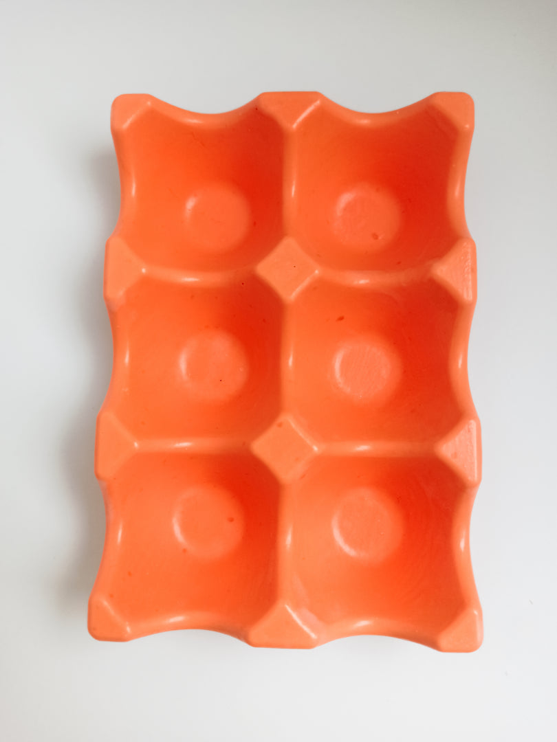 support à oeufs en jesmonite, couleur orange, vide, prise de vue du dessus