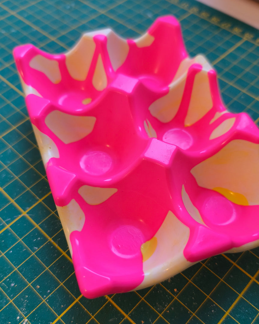 support à oeufs en jesmonite, couleur rose fluo marbré blanc et jaune, fait main, hey denise, seul