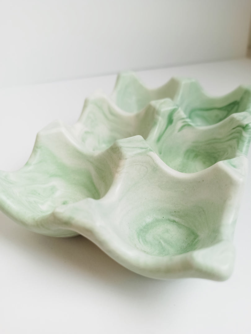 support à oeufs en jesmonite, couleur vert marbré blanc, vide, prise de vue rapprochée