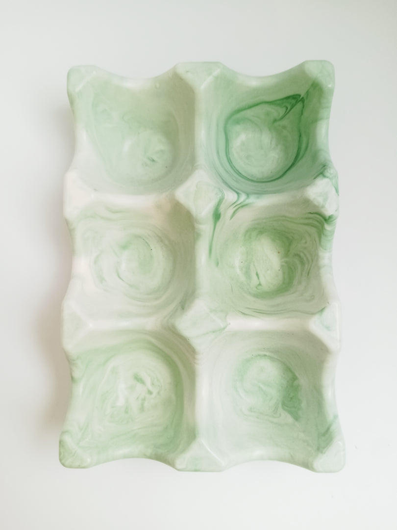 support à oeufs en jesmonite, couleur vert marbré blanc, vide, prise de vue du dessus