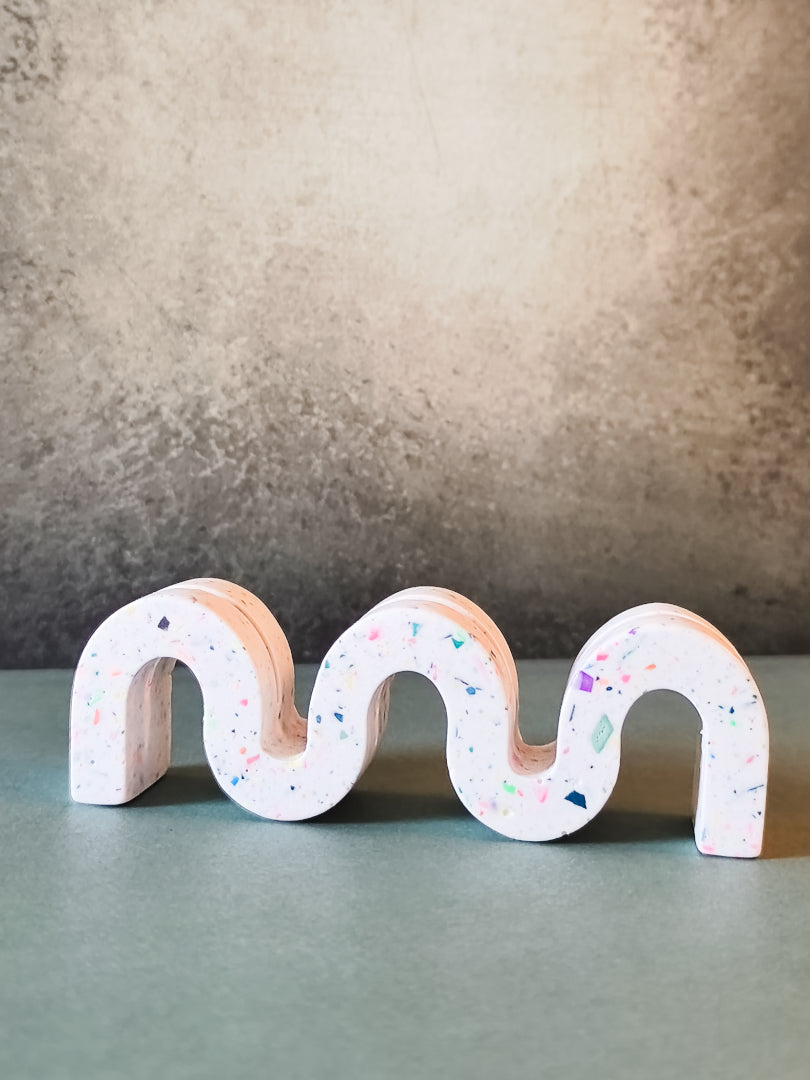 support photo wavy en jesmonite, en forme de vague, blanc terrazzo multicolore, vide, seul
