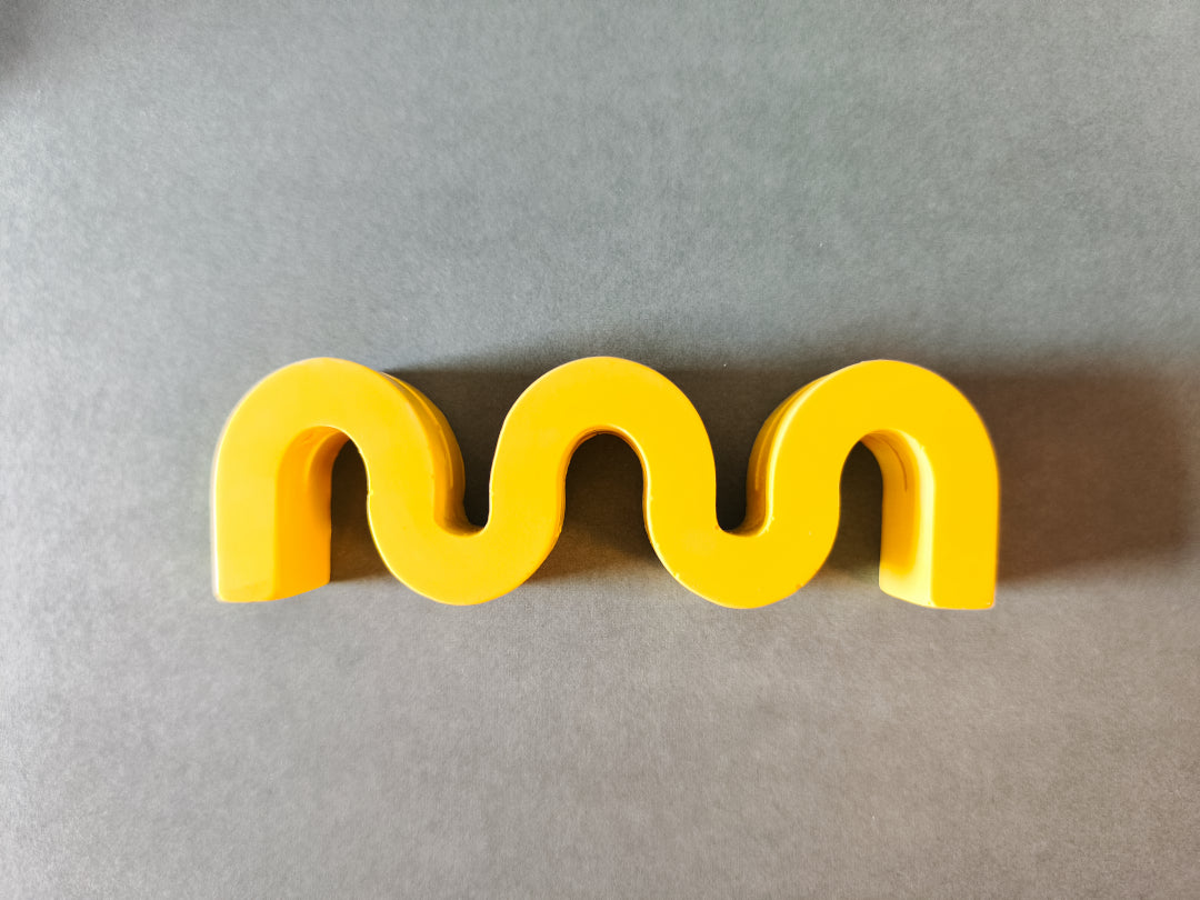 support photo wavy en jesmonite, jaune, vue rapprochée du dessus