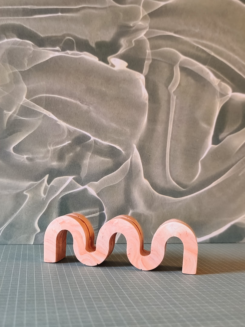 support photo wavy en jesmonite, couleur orange marbré, en forme de vague, vide