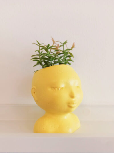 Pot en forme de visage en Jesmonite jaune, pour fleurs, crayons