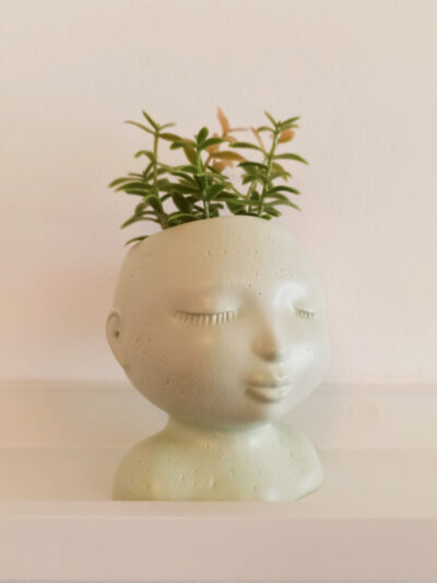 pot en forme de visage en jesmonite vert sauge, pour fleurs, crayons