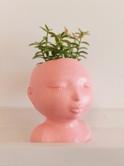 Pot en forme de visage en Jesmonite, couleur strawberry, pour fleurs, crayons