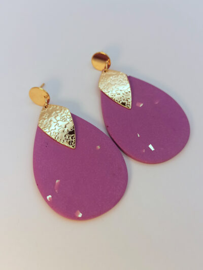 boucles d'oreilles pendantes longues en forme de grandes gouttes en Jesmonite de couleur violet avec un pendentif en forme de losange texturé doré anguleux attaches puces rondes lisses acier inoxydable doré