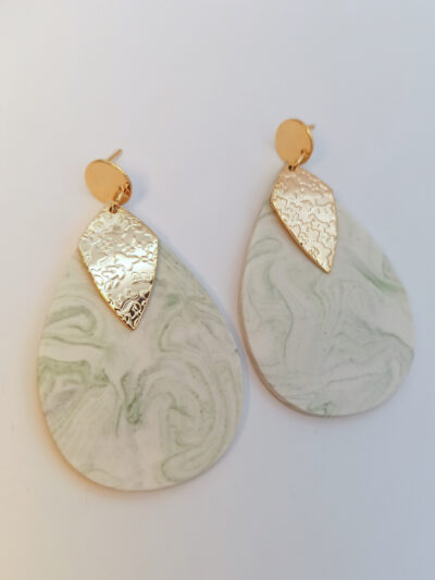 boucles d'oreilles pendantes longues en forme de grandes gouttes en Jesmonite de couleur vert sauge marbré avec un pendentif en forme de losange texturé doré anguleux attaches puces rondes lisses acier inoxydable doré