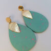 boucles d'oreilles pendantes longues en forme de grandes gouttes en Jesmonite de couleur mint terrazzo rose fluo avec un pendentif en forme de losange texturé doré anguleux attaches puces rondes lisses acier inoxydable doré