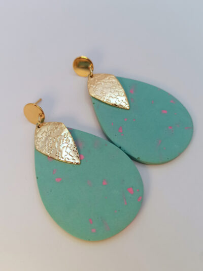 boucles d'oreilles pendantes longues en forme de grandes gouttes en Jesmonite de couleur mint terrazzo rose fluo avec un pendentif en forme de losange texturé doré anguleux attaches puces rondes lisses acier inoxydable doré