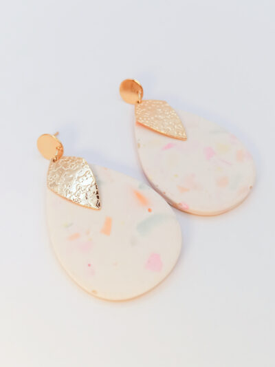 boucles d'oreilles pendantes longues en forme de grandes gouttes en Jesmonite de couleur blanc terrazzo multicolore avec un pendentif en forme de losange texturé doré anguleux attaches puces rondes lisses acier inoxydable doré