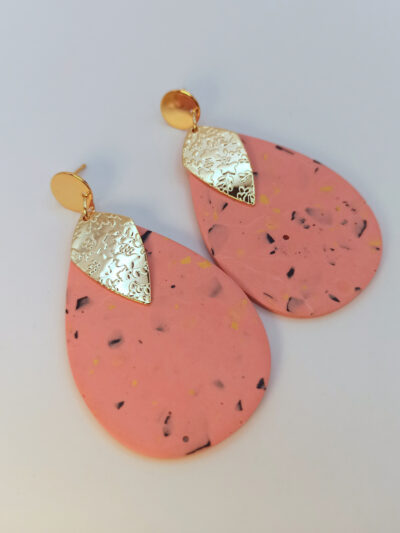 boucles d'oreilles pendantes longues en forme de grandes gouttes en Jesmonite de couleur rose terrazzo bleu foncé et jaune avec un pendentif en forme de losange texturé doré anguleux attaches puces rondes lisses acier inoxydable doré