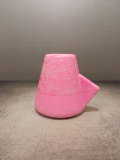 petit bougeoir forme épurée géométrique triangle fabriqué en Jesmonite de couleur rose fluo et marbré rose fluo