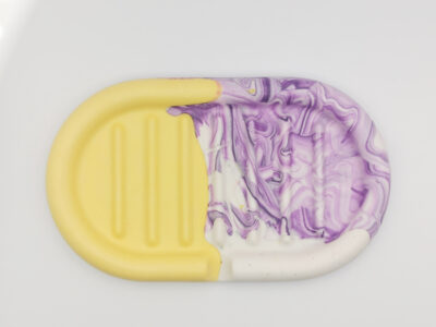 porte-savon fabriqué en Jesmonite bicolore jaune et violet marbré