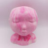 pot en forme de visage aux traits fins et délicats fabriqué en Jesmonite couleur rose fluorescent marbré