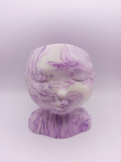 pot en forme de visage aux traits fins et délicats fabriqué en Jesmonite couleur violet marbré