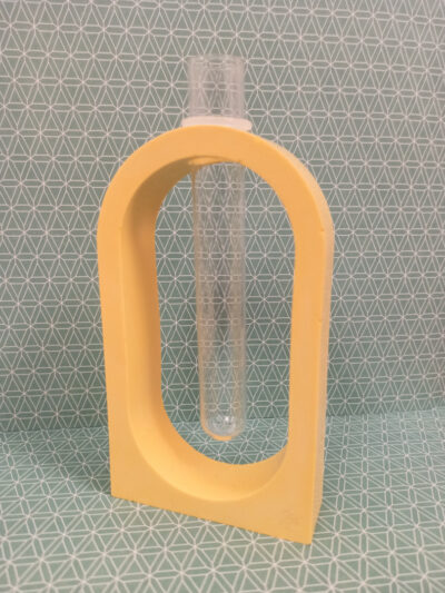 soliflore en Jesmonite de couleur jaune formes géométriques simples design tube en verre épuré