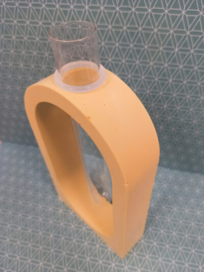 soliflore en Jesmonite de couleur jaune formes géométriques simples design tube en verre épuré