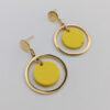 boucles d'oreilles rondes, cercle en acier inoxydable doré à l'or fin, pastille en jesmonite jaune, pendantes