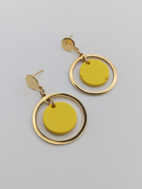 boucles d'oreilles rondes, cercle en acier inoxydable doré à l'or fin, pastille en jesmonite jaune, pendantes