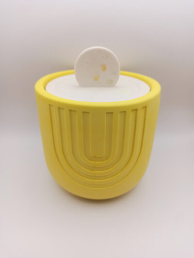 grand pot en Jesmonite de couleur jaune avec un couvercle terrazzo blanc jaune fluo motifs géométriques style scandinave