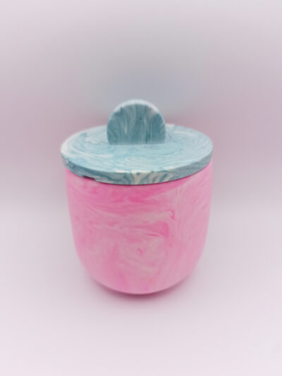 petit pot en Jesmonite rose fluo marbré et couvercle bleu clair marbré design épuré lisse