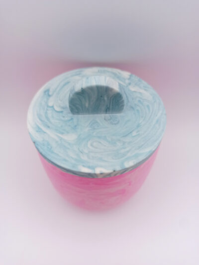 vue du dessus d'un petit pot en Jesmonite rose fluo marbré et couvercle bleu clair marbré design épuré lisse