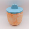 petit pot en Jesmonite orange marbré et couvercle bleu clair design épuré lisse