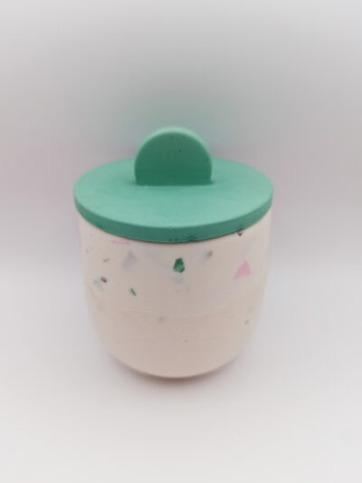 petit pot en Jesmonite terrazzo blanc morceaux verts et couvercle vert design épuré lisse