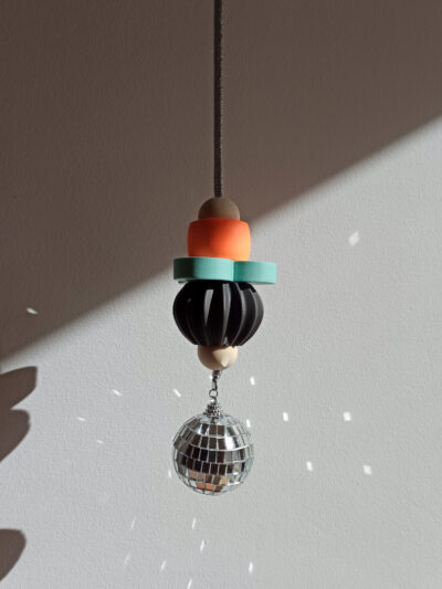 attrape-soleil ou suncatchers composés de perles géométriques en Jesmonite orange noir et mint et d'une boule à facettes