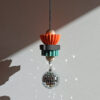 attrape-soleil ou suncatchers composés de perles géométriques en Jesmonite orange noir et mint et d'une boule à facettes