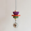 attrape-soleil ou suncatchers composés de perles géométriques en Jesmonite violette terracotta et vert sauge et d'une boule à facettes