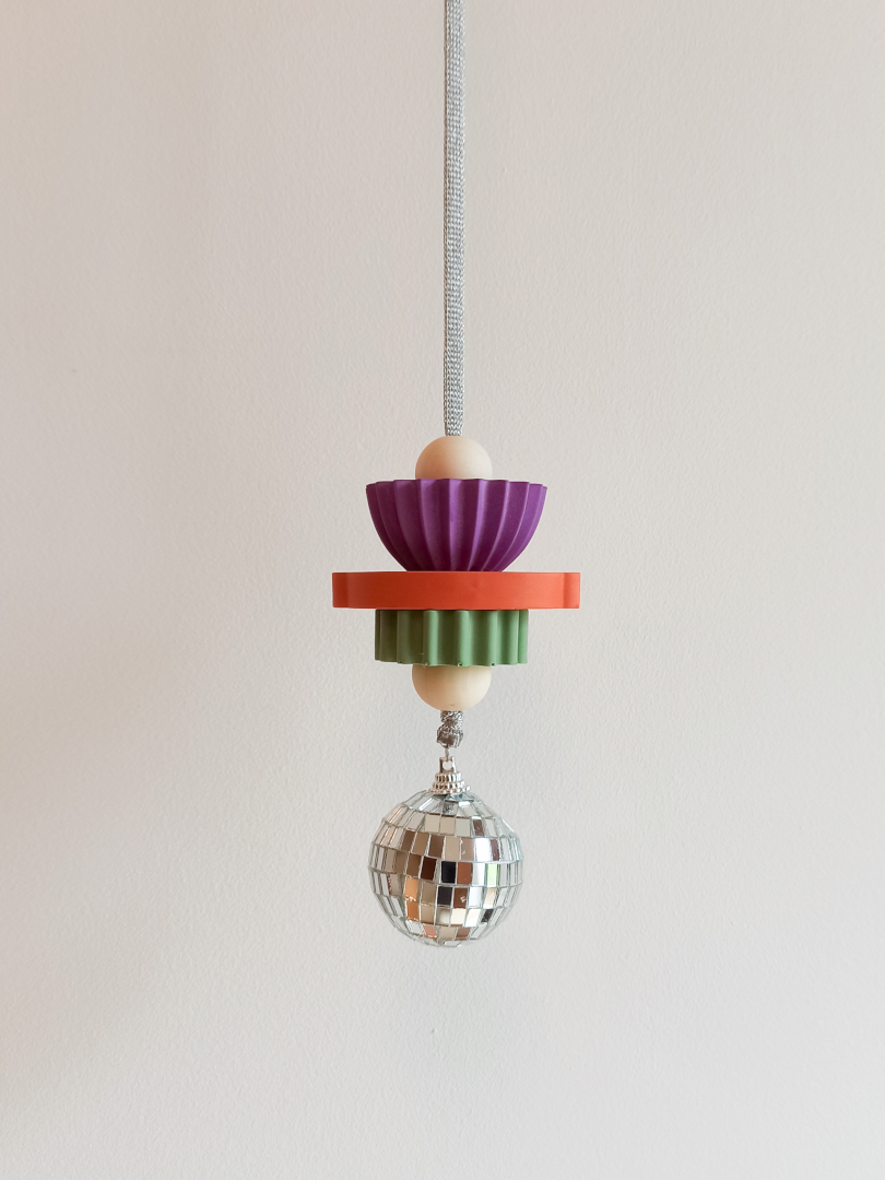 attrape-soleil ou suncatchers composés de perles géométriques en Jesmonite violette terracotta et vert sauge et d'une boule à facettes