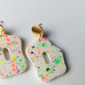 boucles d'oreilles en Jesmonite motifs terrazzo fait main en France